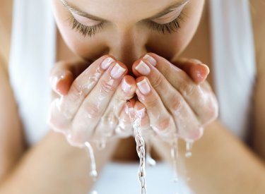 Fața trebuie spălată de 1-2 ori pe zi cu un produs de curățare delicat, 