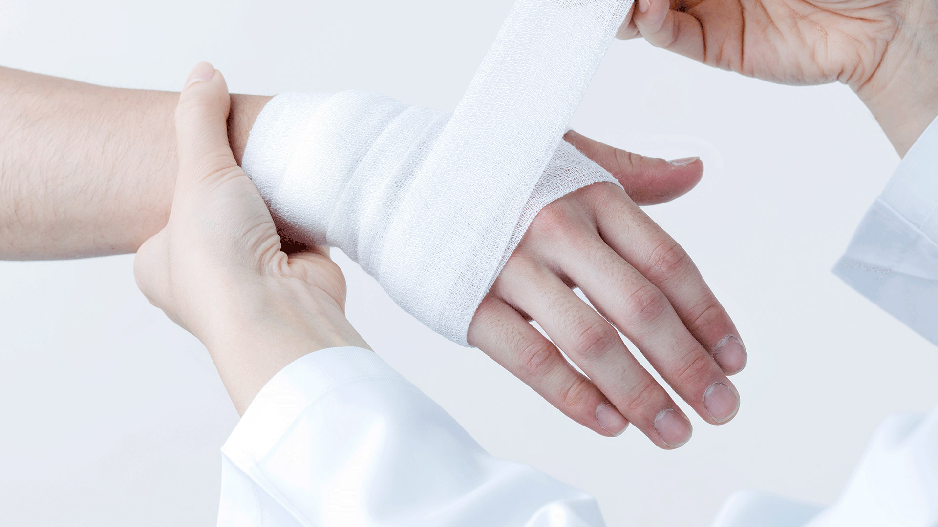 (P) Piele crăpată a mâinilor pe timp de iarnă: cauze și tratament eficient