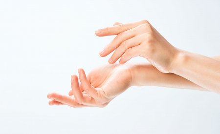 Care este diferența dintre mâinile uscate și mâinile cu pielea deteriorată?
